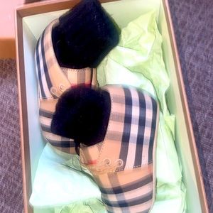 Burberry baby shoes
